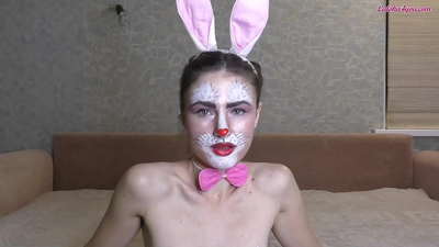 Sexy Bunny sýgur varlega risastóran Dick BFF